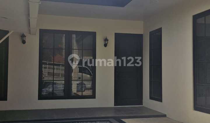 Rumah Mewah Luas dan Strategis di Jalan Krakatau 2