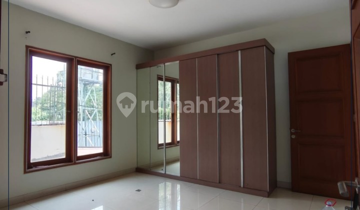 Sewa Rumah Kebayoran Baru Ada Kolam Renang Nyaman Siap Huni 2
