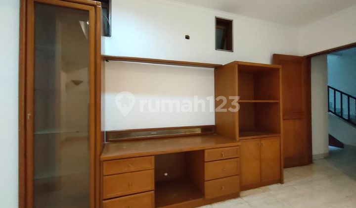 Sewa Rumah 3lt Siap Huni
mendawai Kebayoran Baru Jakarta Selatan
lt 220 M² / Lb 250 M² 2
