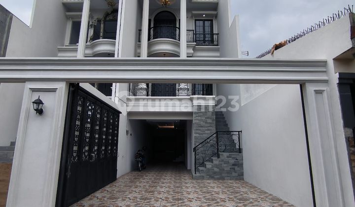 For Sale New 3-Story Ready-to-Occupy House
Affordable Classic European Style
in Jati Padang
Pasar Minggu, South Jakarta 2