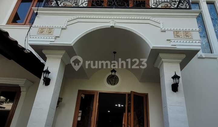 Sewa Rumah Hoek Siap Huni - Rumah Mewah American Classic Modern- Kelapa Gading 1