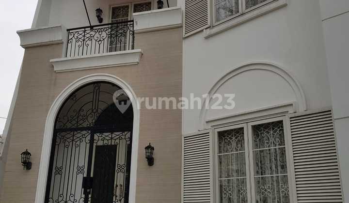 For Rent  
2-Story Beautiful Modern Classic House, Neat and Ready to Occupycikini Menteng, Central Jakarta  
Area 305 m² / Land 450 m²  
4+2 Bedrooms = 6