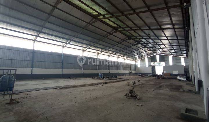 Disewakan Pabrik/Gudang + Office 
gunung Putri Bogor • Ada Crane • Akses Kontainer 40 Feet
• Lt -+11.000 M2
• Lb -+3.200 M2
• Parkiran Luas 
• Akses Jalan Raya  1