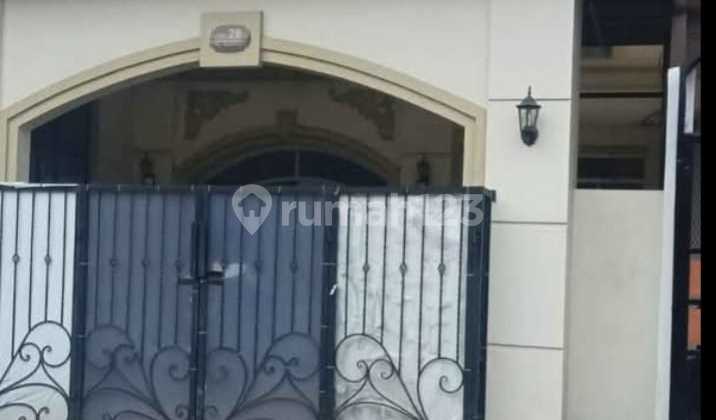 Rumah 3 Lantai Bergaya Klasik Di Komplek Cibiru Hilir 1