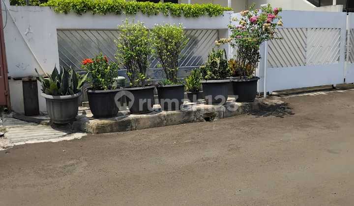 Rumah Sangat Terawat di Intercon Blok Depan Rumah Sangat Terawat di Intercon Blok Depan