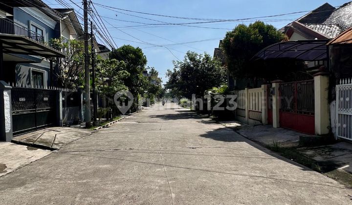 Nice house in a wide road complex in Cinere. 2