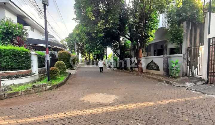 24-Hour Security Complex House in West Pejaten Classic Design