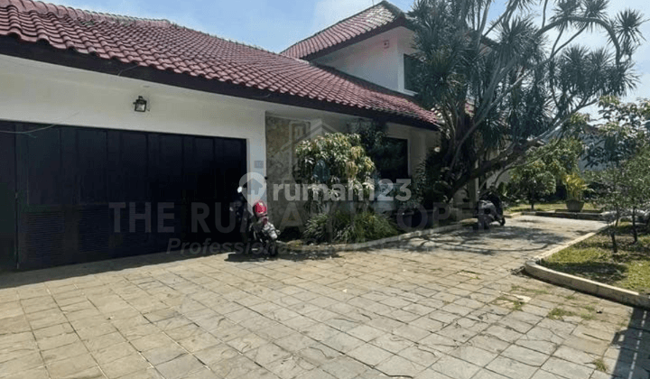 Rumah Private Pool Dijual Kemang Timur Hunian Satu Setengah Lantai 2