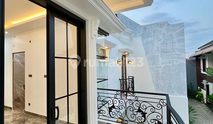 Rumah Baru 3 Lantai Attic Room Klasik Modern Jagakarsa 2