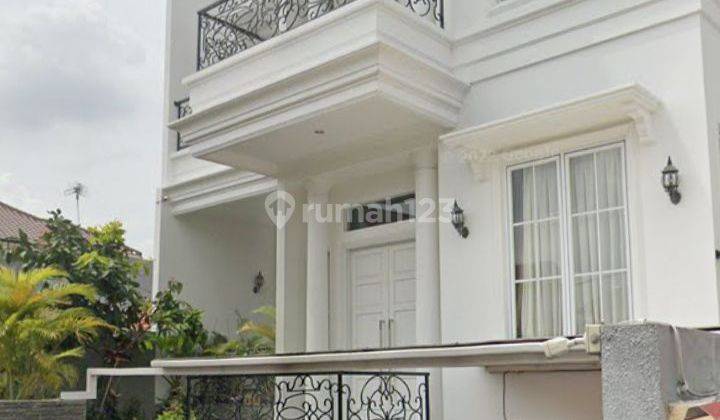 Rumah 3 Lantai Bergaya American Classic di Blok M 2