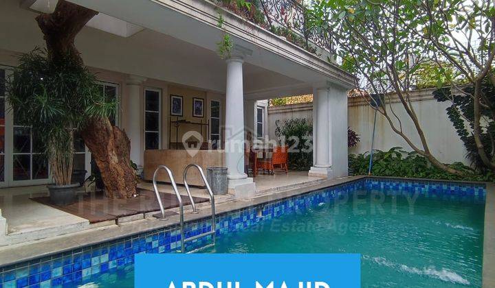 Rumah Hoek Modern Classic With Pool Terawat, SHM 1