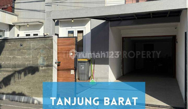 Rumah Modern Tanjung Barat Jakarta Selatan Ada Rooftop 1