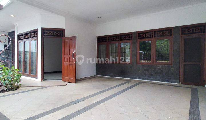 Rumah 2 Lantai Dijual Dengan 5 Kamar Tidur Siap Huni di Pondok Gede 2