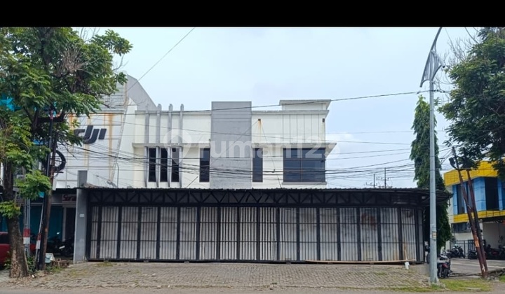 Excellent Location For Rent Ex Showroom Building