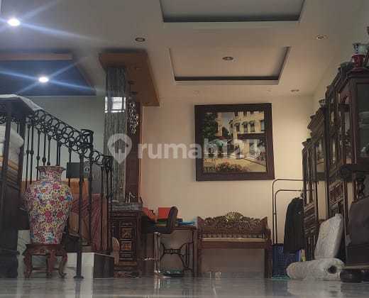 Rumah Dalam Komplek Di Cibinong 2 Lt Baru Di Renovasi