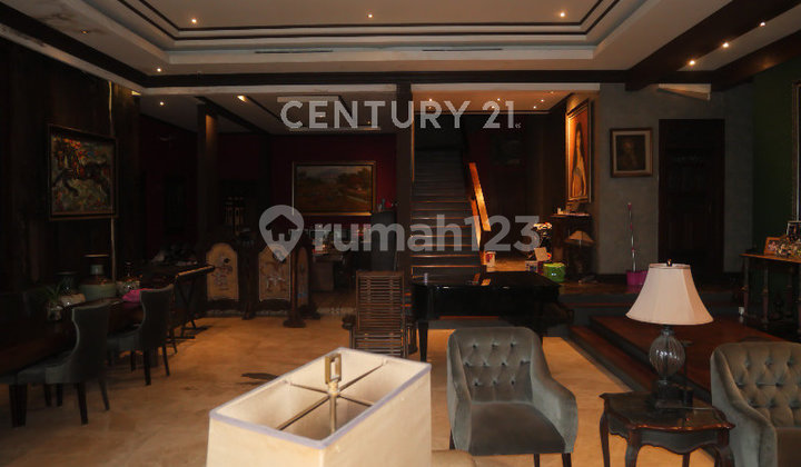 Luxurious Spacious House Suitable for Commercial Use in Margasatwa, South Jakarta