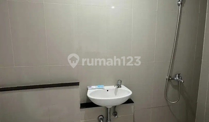 Studio Apartment on Swimming Pool Floor In Karawaci Tangerang Yn 2
