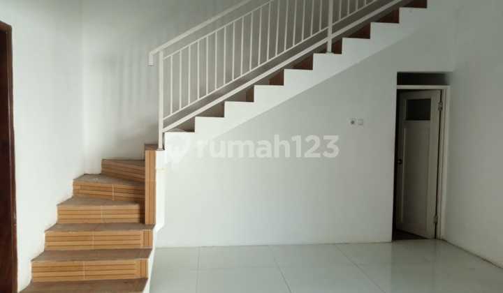 FOR SALE 1.5-STORY HOUSE WITH SWIMMING POOL IN CISARANTEN KULON ARCAMANIK BANDUNG COMFORTABLE RESIDENCE AND STRATEGIC LOCATION 2