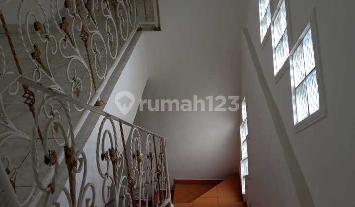 For Sale 3-Story House in Sayap Astanaanyar, Bandung, a comfortable and ready-to-occupy residence. 2