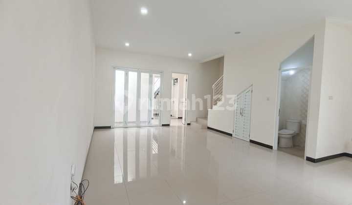 FOR RENT: 2-STORY HOUSE IN TAMAN KOPO INDAH 5 (TKI 5) PINEWOOD BANDUNG, A MODERN AND COMFORTABLE RESIDENCE, WELL-MAINTAINED AND STRATEGICALLY LOCATED