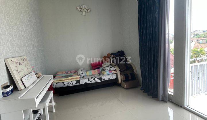 Disewakan Rumah Cantik 3 Lantai di Area Gerlong Ciwaruga 2