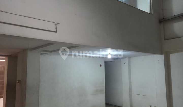 Di Jual Ruko 4 lantai di sayap Sudirman / Jalan Dulatip ada ruangan untuk kantor lokasi ramai