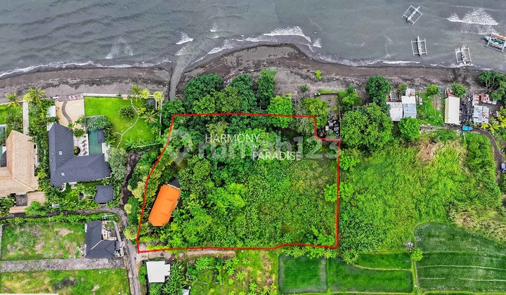 4435M2 Land with Villa, on the Coast of Tangguwisia, Buleleng