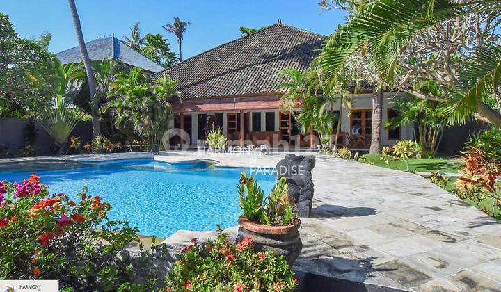 Villa 3 Kamar Siap Huni, 1325M2, SHM di Tepi Pantai Tegallenge