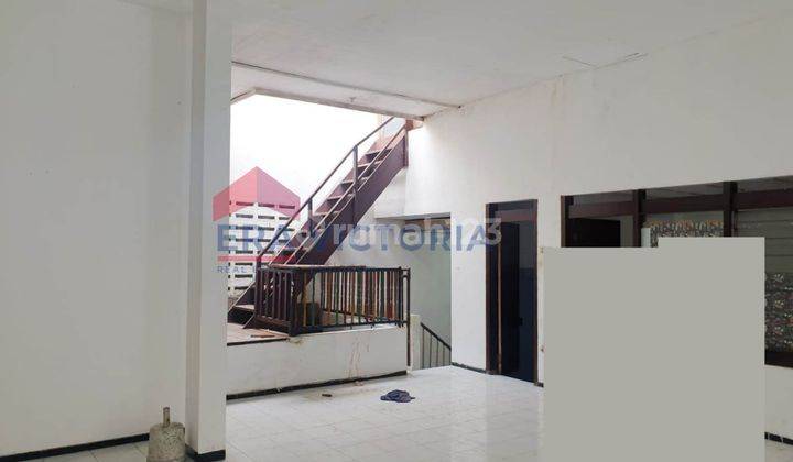Rumah 2 lantai cocok untuk dibuat kos kos an karena  rumah nya luas dan berada di dekat kampus UB , dekat area kuliner kota malang , lokasi strategis di gunung gunung kota malang 2