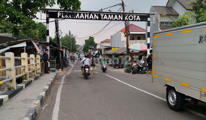 Dijual Rumah Hoek Di Taman Kota Jakarta Barat