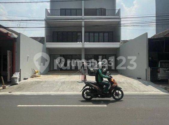 Ruko 3 Lantai. Sangat Bagus &  Strategis! Pinggir Jalan Raya. Parkir Luas. Cocok Segala Usaha! 1