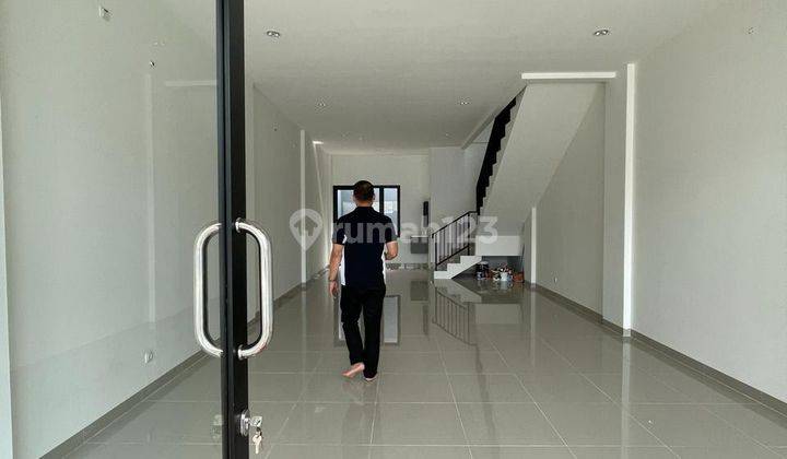 Ruko 3 Lantai. Sangat Bagus &  Strategis! Pinggir Jalan Raya. Parkir Luas. Cocok Segala Usaha! 2
