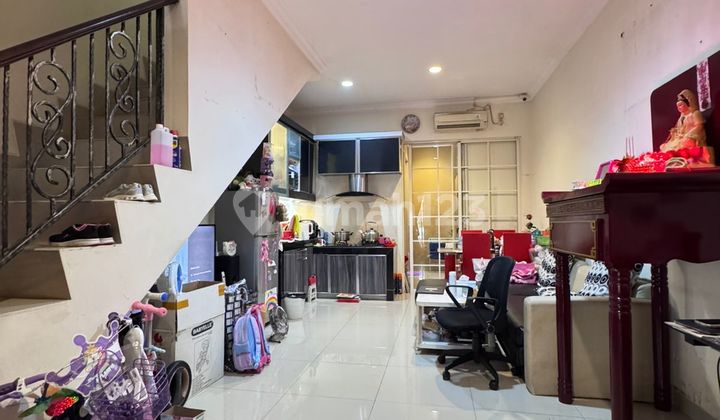 Rumah 2 Lantai di Cluster West Europe Green Lake City Strategis