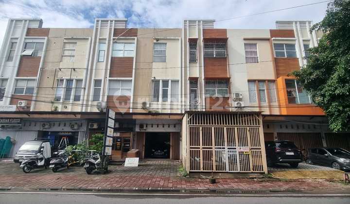 3-Floor Shop House in Downtown Makassar, Commercial Location 2