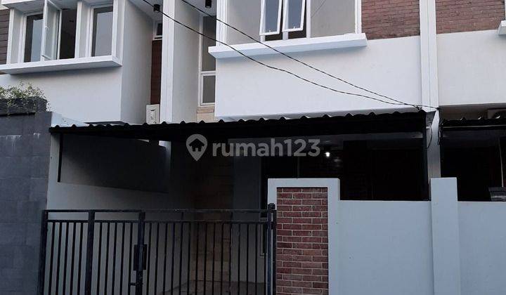 Rumah 2 Lantai, Di Jatiwaringin Town House, Bekasi 1