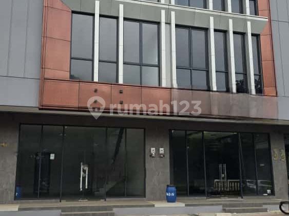 For rent, a neat 3-story shop house ready for use in Cibubur Tourism City. 1