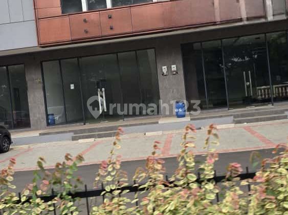 For rent, a neat 3-story shop house ready for use in Cibubur Tourism City. 2