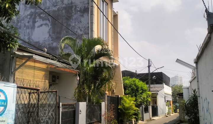Ready-to-Occupy House in Kebon Jeruk, West Jakarta, Strategic Location, Negotiable. 2