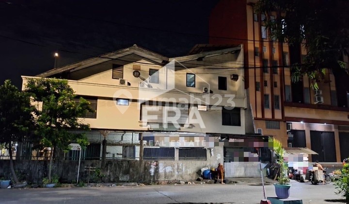 for sale corner shophouse in Sunter Agung 3.5 floors, 3-car width road 2