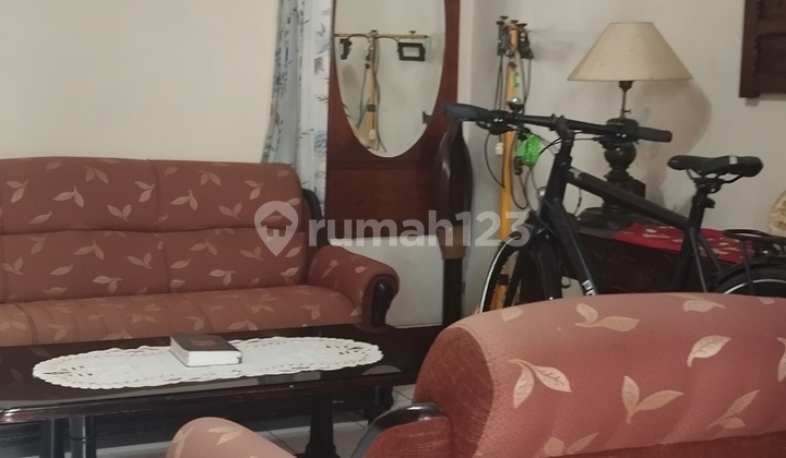 House on Pekunden Street Suitable for Business 2