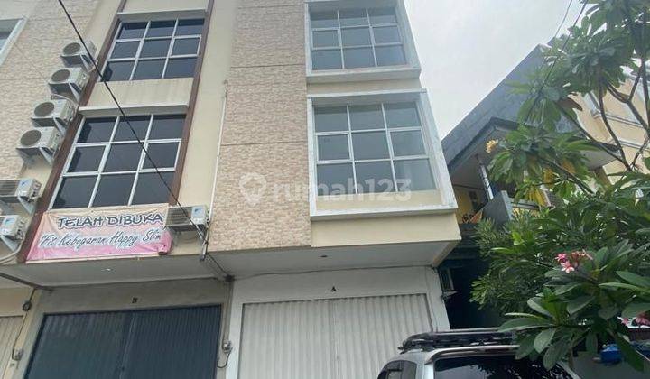 Di Jual Ruko di PASAR KOMPLEK TAMAN MERUYA ILIR JAKARTA BARAT .

lokasi strategis, bisa utk CAFE /RUKO/KANTOR

UK 4,5 x 15m2 
LT : 55
LB : 165
 1