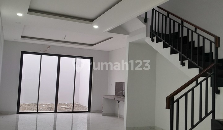 House in Meruya 5x25m Within a Housing Complex