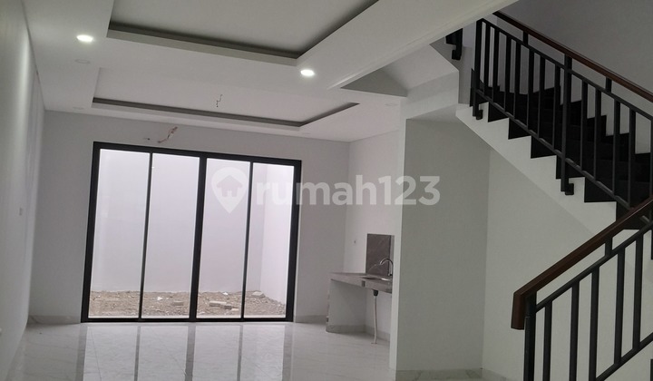 House in Meruya 5x25m Within a Housing Complex 2