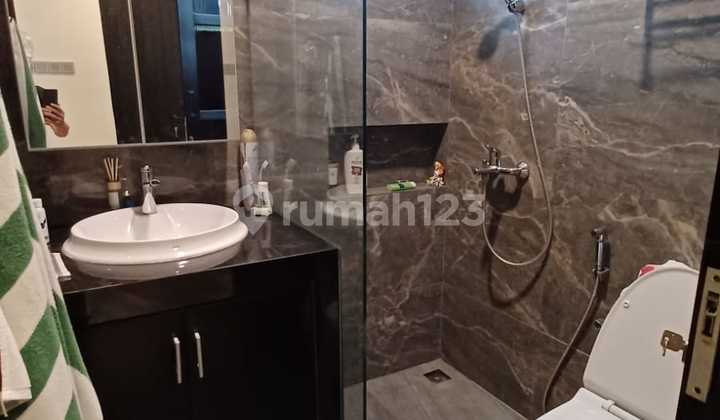 3.5-Story House in Green Lake City Cluster Australia Boulevard 8x16m 2