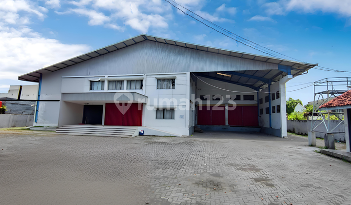 Gudang di Jalan utama Majapahit, Semarang Timur