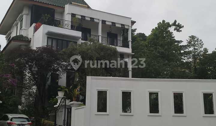 Dijual Rumah Dua Muka dengan Pool di Cluster Prestigious Sentul City Bogor