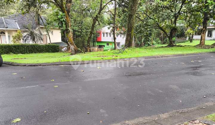 For Sale: Ready-to-Occupy House with Mountain View in Front of a Park, Prestigious Cluster in Sentul City. 2