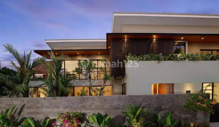 Villa Modern Baru 5 Kamar Tidur di Kerobokan Raya Semer