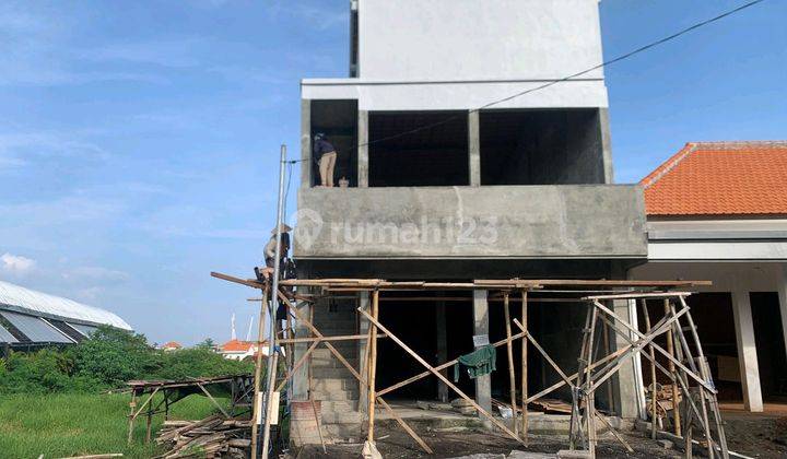 High Exposure Two Storey Shop In Canggu With Parking Lot 1