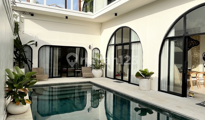 Freehold 4 Br Modern Mediterranean Villa With 360° View Of Surrounding Hills And GWK – In Ungasan, Bali